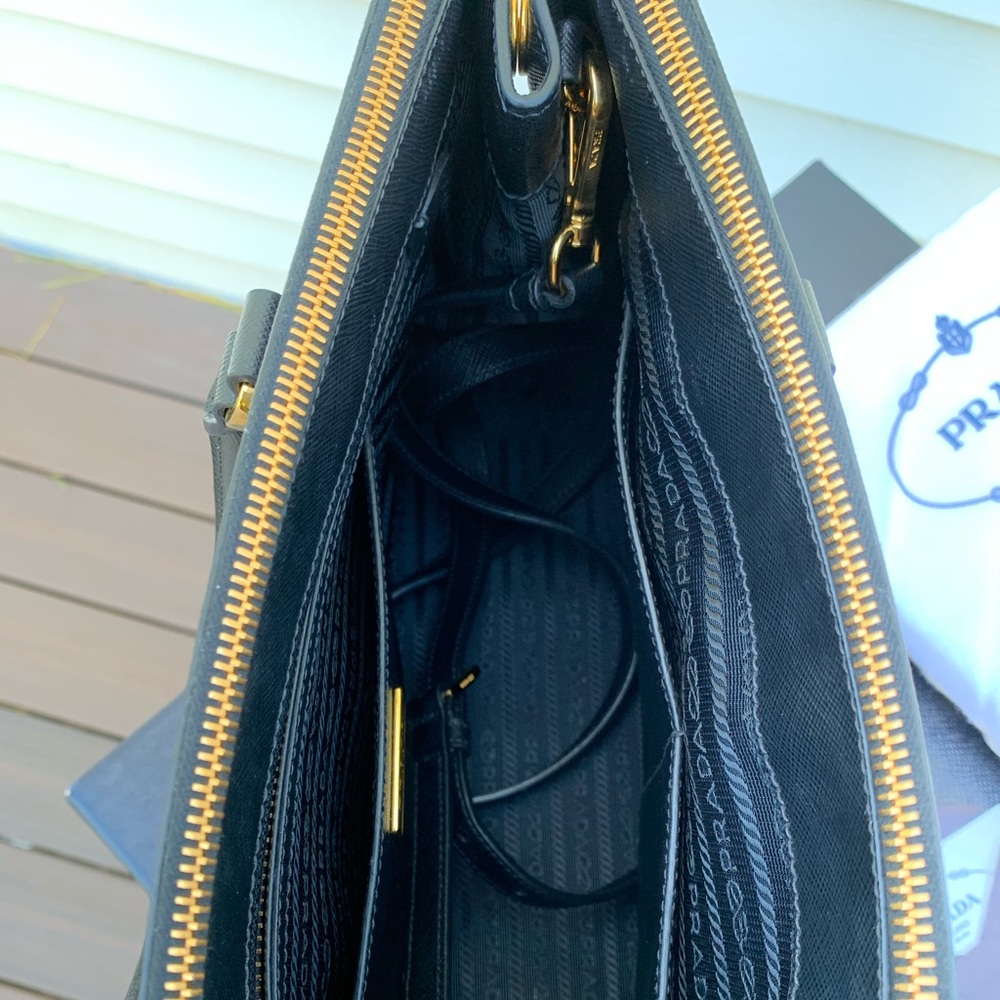 Like new- excellent condition. Medium Prada Galleria Saffiano Leather Bag - Picture 7 of 8